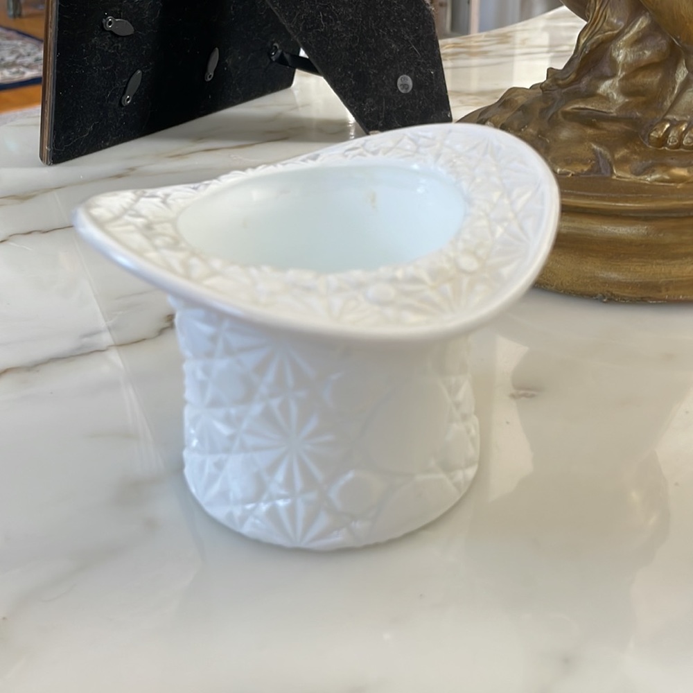 Fenton Vintage Milk Glass Daisy & Button Top Hat